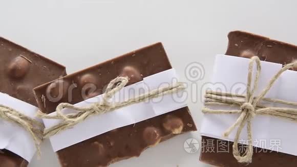 白色背景上的碎巧克力碎片