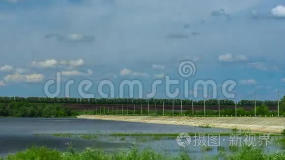 坝上湖库自然鸟水时期云天景树视频