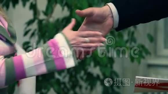 女人和男人握手视频