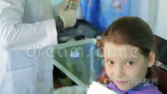 牙医在女孩的嘴里钉钉子视频