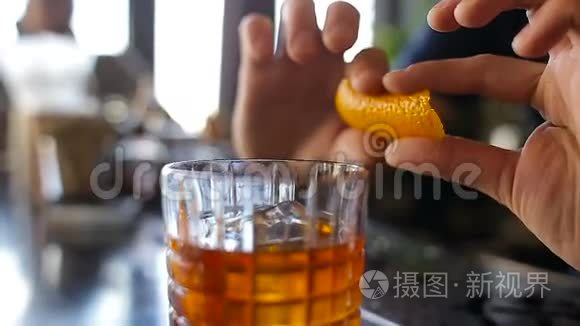 橘子在饮料上装饰喷雾视频