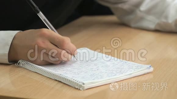 学生用钢笔在练习本上写课文视频