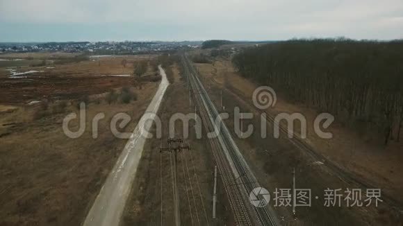 空中景观：乌克兰的乡村景观、田野、轨道、高压网络