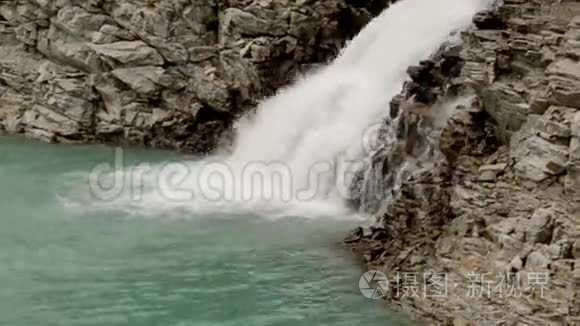 一条高山河流从湖泊中流淌而出视频