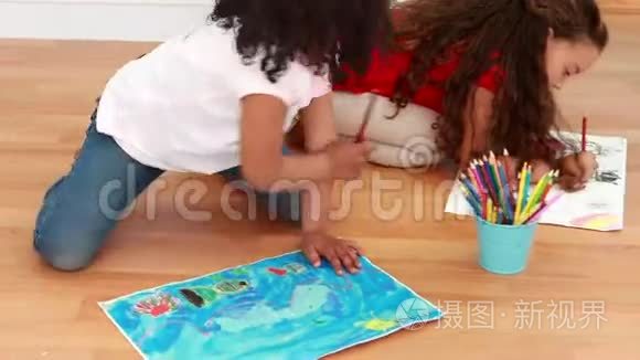 幼儿在课堂上一起画画.