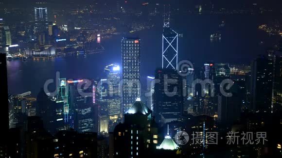 香港城市及维多利亚港在夜间由维多利亚峰消失