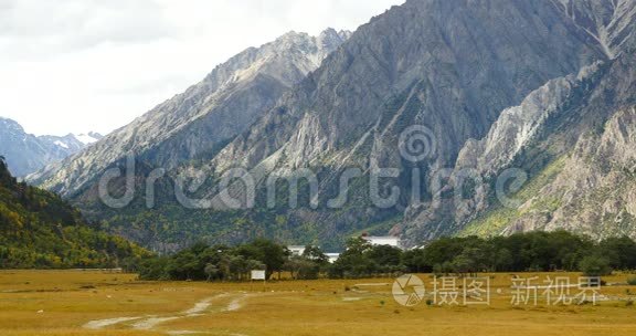 草原上的4k公路，云团翻滚在的雪山上。