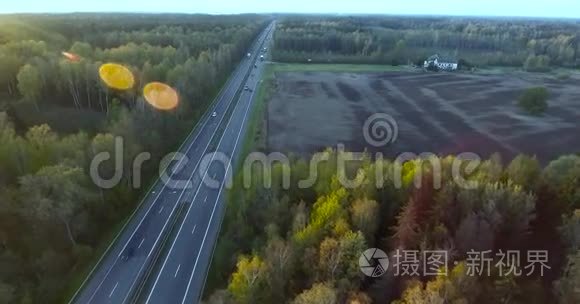 在有交通的道路上飞行