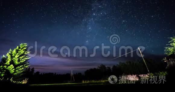 在冬夜，星星在树上的时间推移，然后云在黑暗的天空上出现。