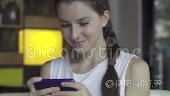 年轻女子在智能手机上玩游戏