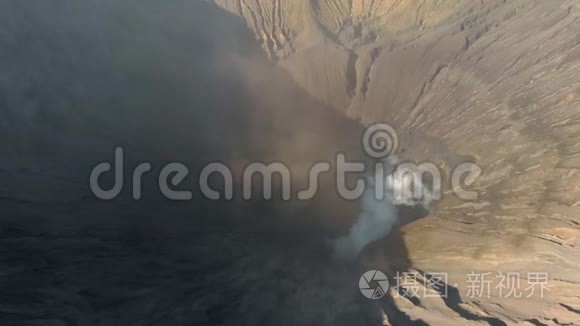 鸟瞰著名的活跃的布罗莫火山火山口或爪哇的腾格火山口内的贡农布罗莫山