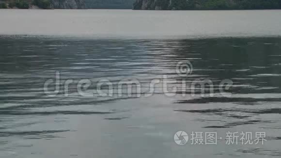 水湖倒影视频