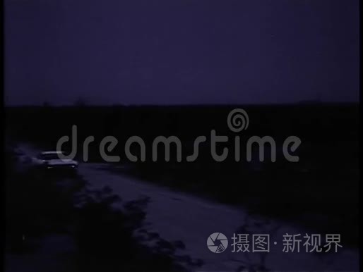 汽车在土路上夜间掉头视频