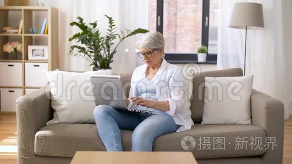 快乐的老女人在家打手提电脑视频