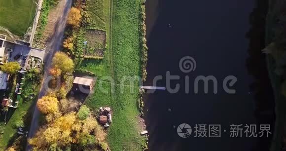 用农田和房屋俯瞰夏季乡村。 农村地区有住房和