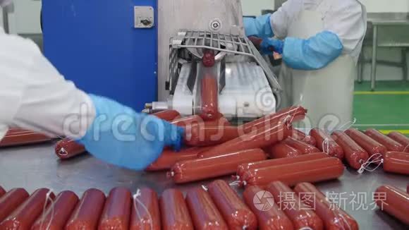 一家肉类加工厂生产腊肠视频