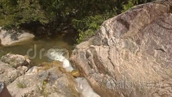 在石间沿小山河移动摄影机视频