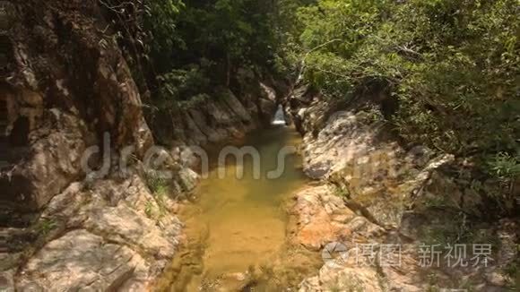 在石间沿小山河移动摄影机视频