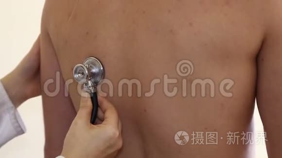 使用听诊器检查呼吸镜头视频