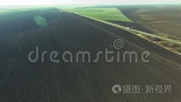 美丽的风景大片的绿地和道路视频