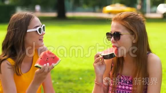 在公园野餐时吃西瓜的少女