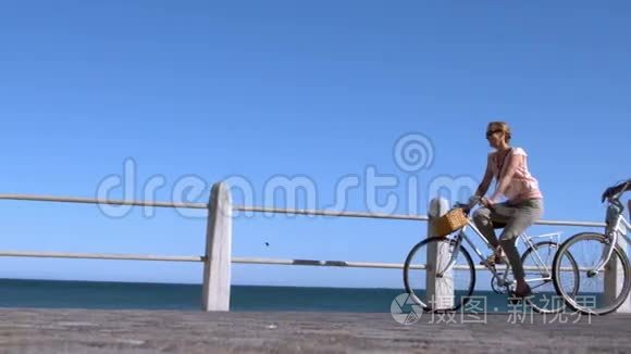 在码头骑自行车的老夫妇