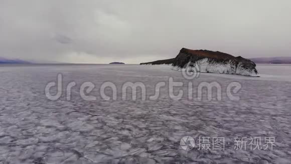 冰湖里的一个岛。