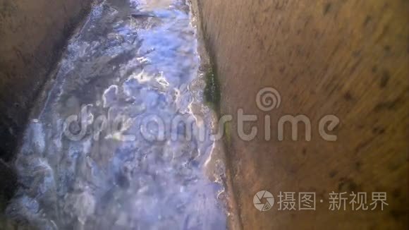 下水道的排水沟在沟渠上流动视频