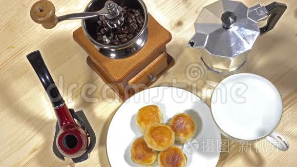 饮用咖啡研磨机和中式糕点视频
