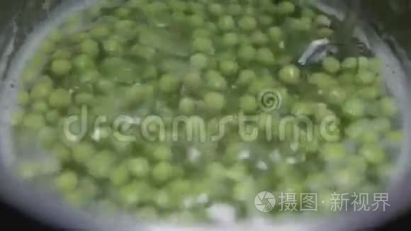 勺子混合豌豆在水特写视频