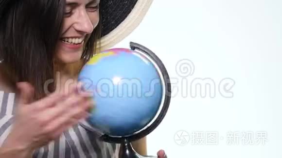 女性探险家手中拿着地球仪视频