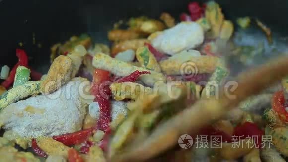 用平底锅特写镜头烹调豆冻熟食视频