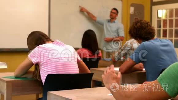 学生在课堂上举手视频