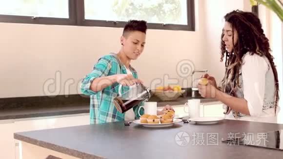 快乐的女夫妇一起吃早餐视频