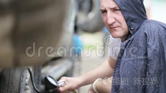 穿雨衣的男子在路边驾驶越野车视频