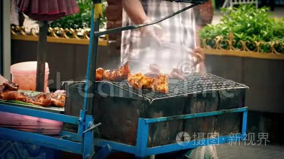 街头小贩烹煮烧烤肉视频