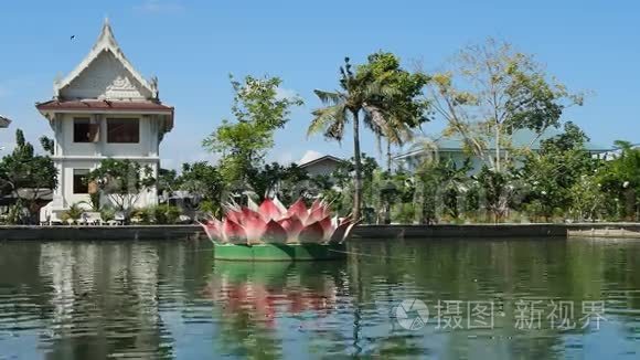 宁静的泰国寺庙池塘