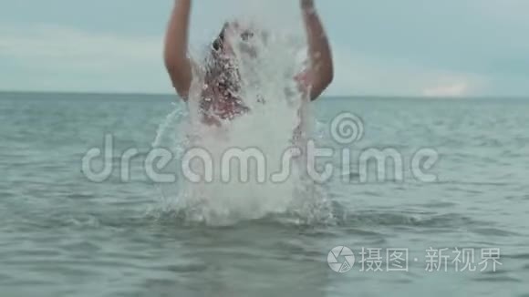快乐快乐的年轻女孩在海上玩泼水慢动作股票录像