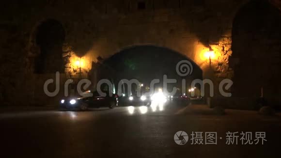 希腊老城区的夜间汽车视频