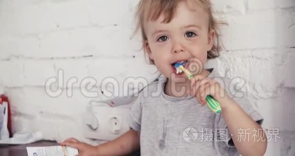 小男孩用牙刷刷牙视频