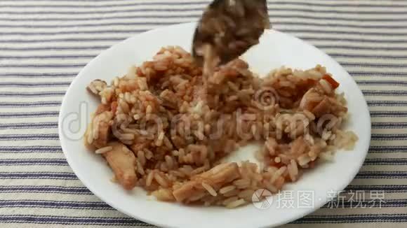 在米饭电视晚餐中搅拌和吃鸡肉视频