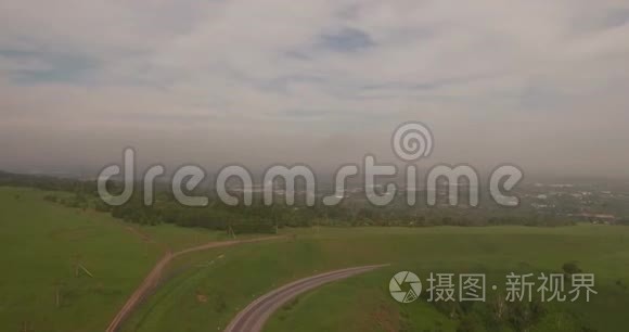 空中观景。 农村公路之间的田野，农村公路之间的绿色田野与烟雾。 空气污染