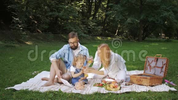 一家人在户外野餐视频