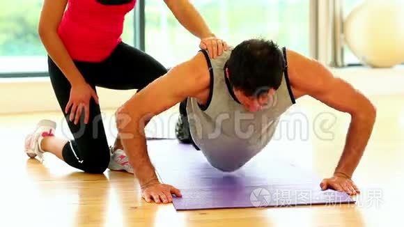 健身男在健身馆做热身运动