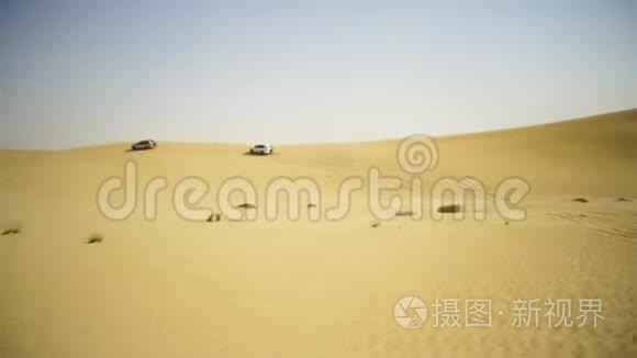 在日落时，在阿拉伯沙漠的越野车和迪拜天际线或城市景观的空中观赏冒险。 沙漠之旅