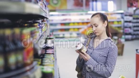 女孩在杂货店看产品视频