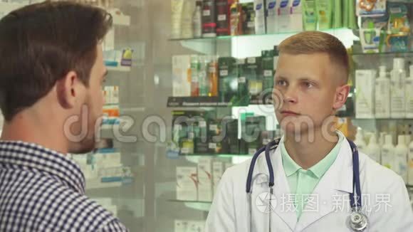 医生在药店听病人说话视频