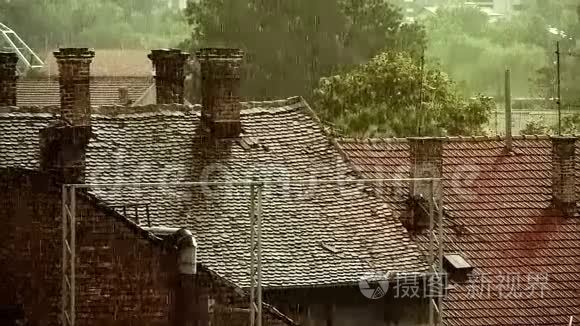 旧屋顶上的大雨视频