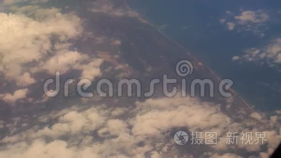 从空运窗口俯瞰云层下的海岸视频