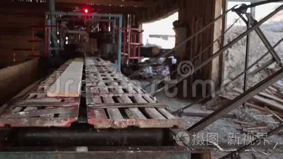木工在工业锯工作台上切割木材视频